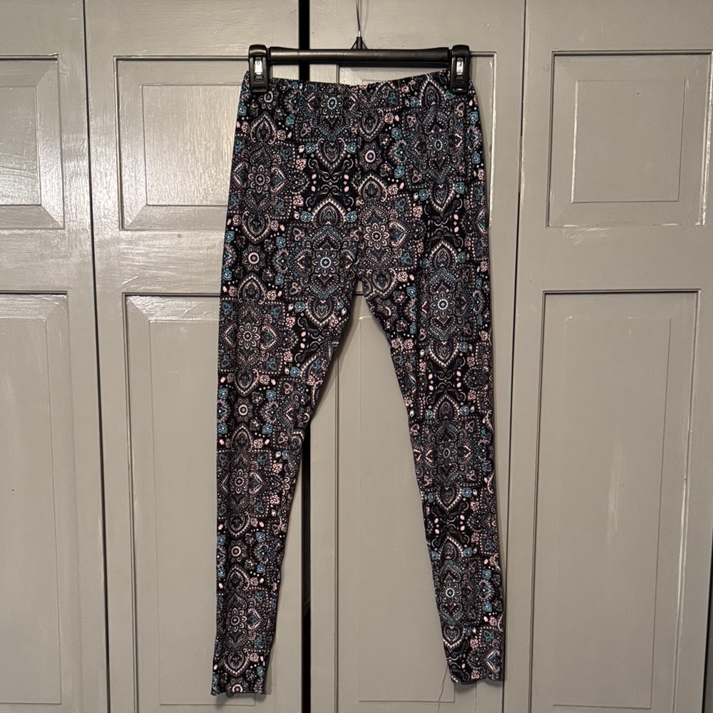 Bobbie Brooks Black and White Patterned Leggings